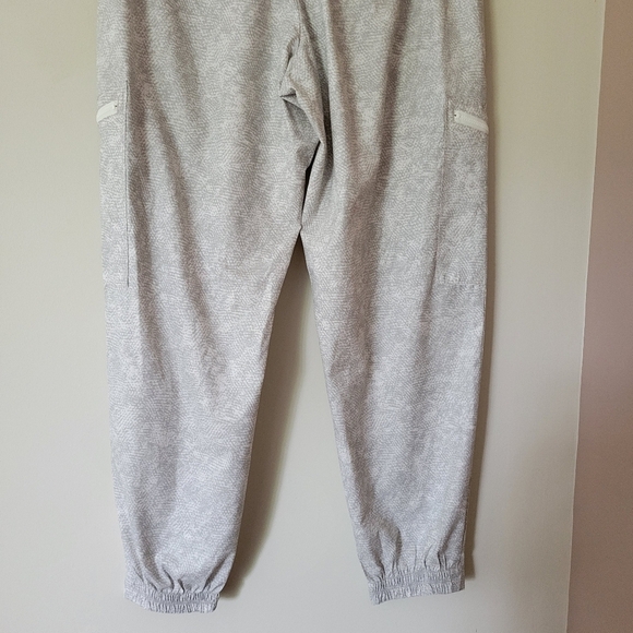 Athleta Women's Venture Printed Pant In Viper White Snakeskin Jogger Size 10 - Picture 8 of 9